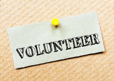 Geri dönüşümlü kağıt Not cork tahtada yıktı. Gönüllü mesaj. Kavram görüntü