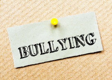 Geri dönüşümlü kağıt Not cork tahtada yıktı. İleti zorbalık. Kavram görüntü