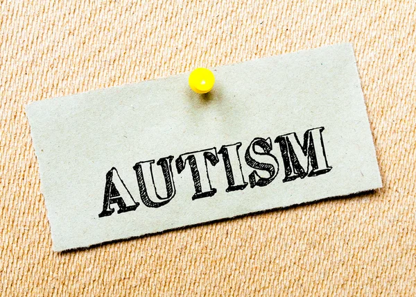 Återvunnet papper Obs fast på kork ombord. Autism meddelande. Begreppet bild — Stockfoto