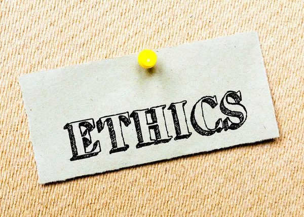 Recycled paper note pinned on cork board. Ethics Message. Concept Image — Stock Photo, Image