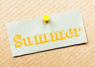 Geri dönüşümlü kağıt Not cork tahtada yıktı. Yaz mesaj