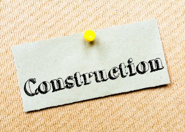 Geri dönüşümlü kağıt Not cork tahtada yıktı. İnşaat mesaj