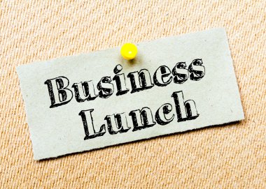 Geri dönüşümlü kağıt Not cork tahtada yıktı. İş öğle yemeği mesaj