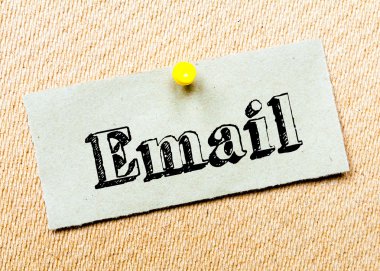 Geri dönüşümlü kağıt Not cork tahtada yıktı. E-posta iletisi