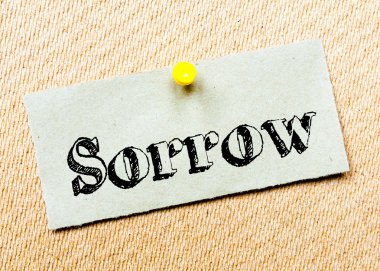 Geri dönüşümlü kağıt Not cork tahtada yıktı. Keder mesaj