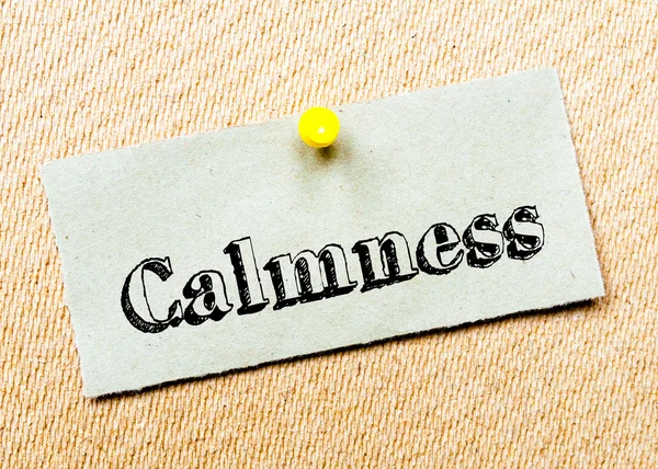 Recycled paper note pinned on cork board. Calmness Message — Stock Photo, Image