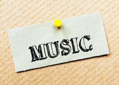 Geri dönüşümlü kağıt Not cork tahtada yıktı. Müzik mesaj