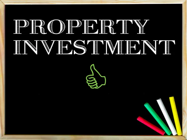 Message d'investissement immobilier et signe similaire — Photo