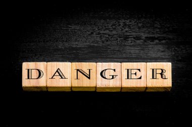 Word siyah arka plan üzerine izole tehlike