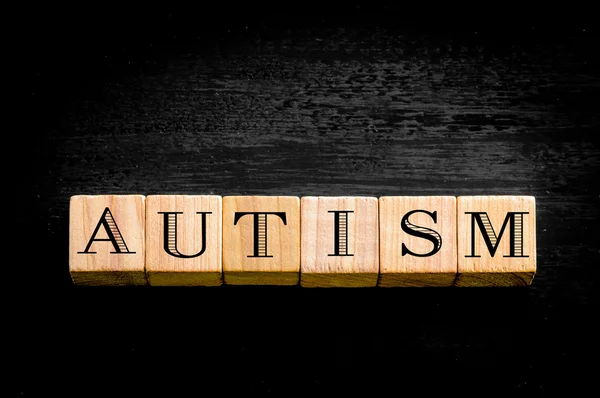 Palabra autismo aislado sobre fondo negro — Foto de Stock