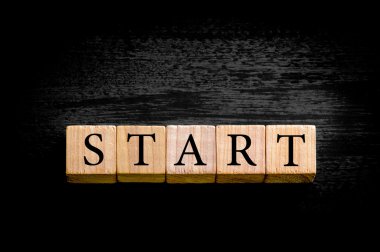 Kopya alanı siyah zemin üzerine izole Word'ü başlatın