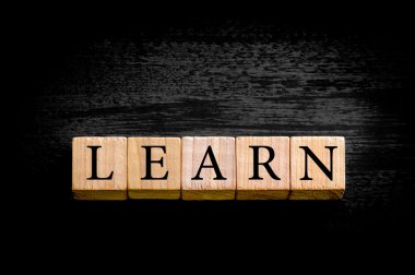 Kopya alanı siyah zemin üzerine izole kelime öğrenmek