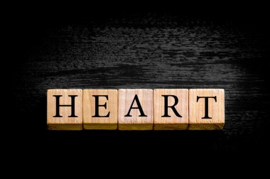 Word kopya alanı siyah zemin üzerine izole kalp