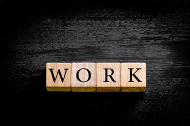 Kopya alanı siyah zemin üzerine izole iş sözcük