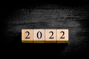 Kopya alanı siyah zemin üzerine izole yıl 2022