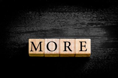 Word daha fazla kopya alanı siyah zemin üzerine izole