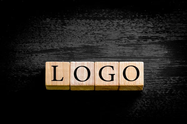 Ordet logotyp isolerad på svart bakgrund med kopia utrymme — Stockfoto