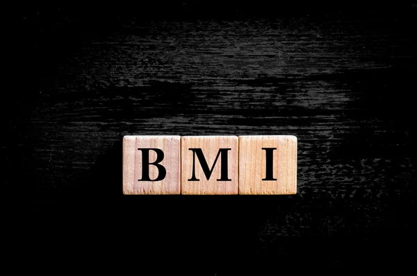 Akronym bmi - Body Mass Index isoliert auf schwarzem Hintergrund — Stockfoto