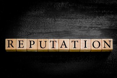 Word siyah arka plan üzerine izole itibar