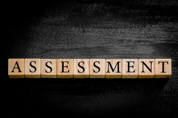 Word ASSESSMENT isolated on black background — Stock Photo, Image