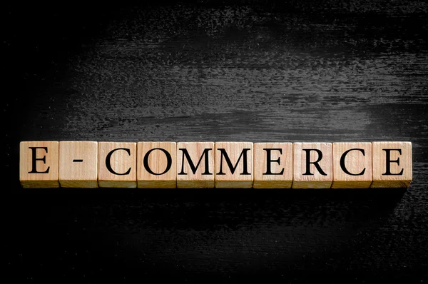 Word E-Commerce isolated on black background — Stock Photo, Image