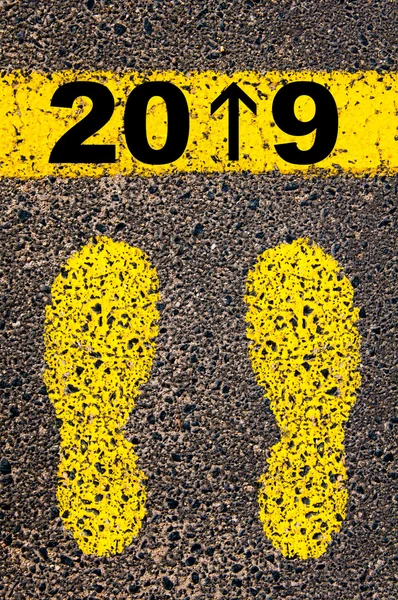 El año 2019 viene mensaje. Imagen conceptual — Foto de Stock