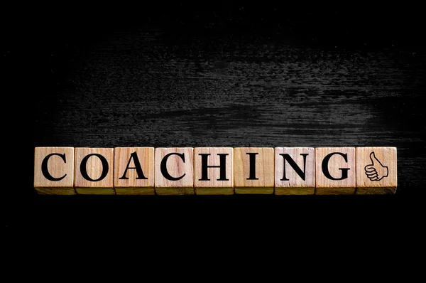 Ordet Coaching isolerad på svart bakgrund — Stockfoto