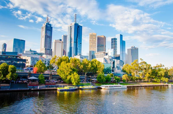 Vista panorâmica sobre os arranha-céus do rio Yarra e da cidade em Melbourne, Austrália — Fotografia de Stock