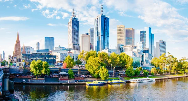 Vista panorámica sobre el río Yarra y los rascacielos de la ciudad en Melbourne, Australia — Foto de Stock