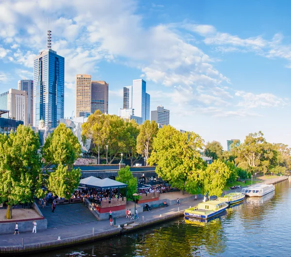 Vista panorâmica sobre os arranha-céus do rio Yarra e da cidade em Melbourne, Austrália — Fotografia de Stock