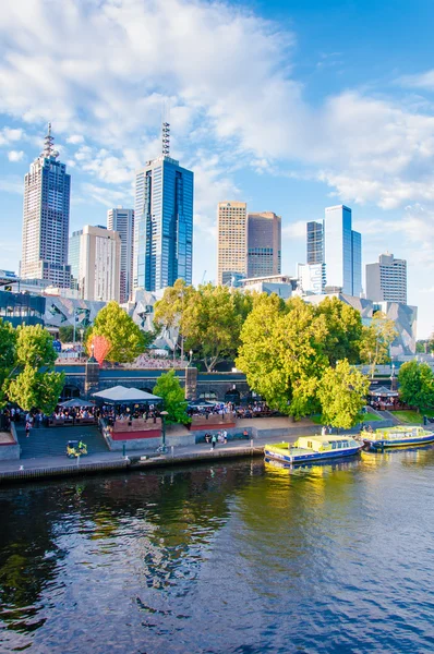 Vista panorámica sobre el río Yarra y los rascacielos de la ciudad en Melbourne, Australia — Foto de Stock