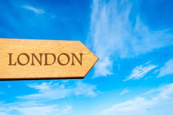 Houten pijl teken wijzen bestemming Londen — Stockfoto