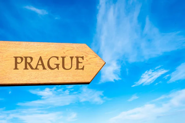 Wooden arrow sign pointing destination PRAGUE — Stock Photo, Image