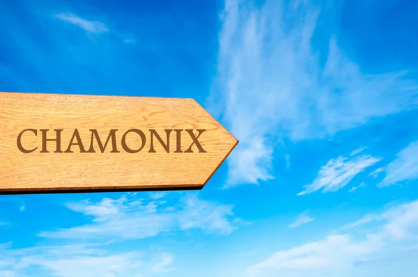 Drewniana strzała znak wskazujący miejsce Chamonix — Zdjęcie stockowe