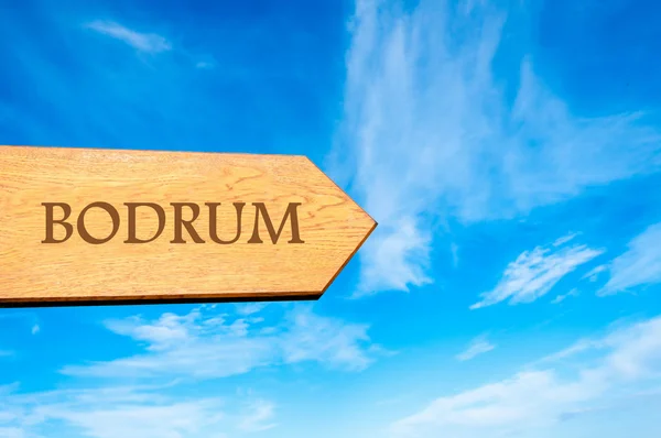 Señal de flecha de madera apuntando destino BODRUM — Foto de Stock