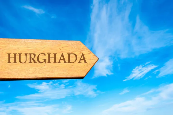 Señal de flecha de madera señalando destino HURGHADA — Foto de Stock