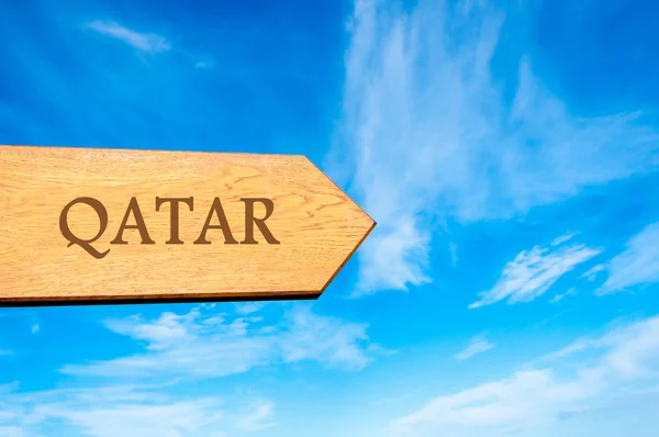 Señal de flecha de madera que apunta a destino QATAR — Foto de Stock