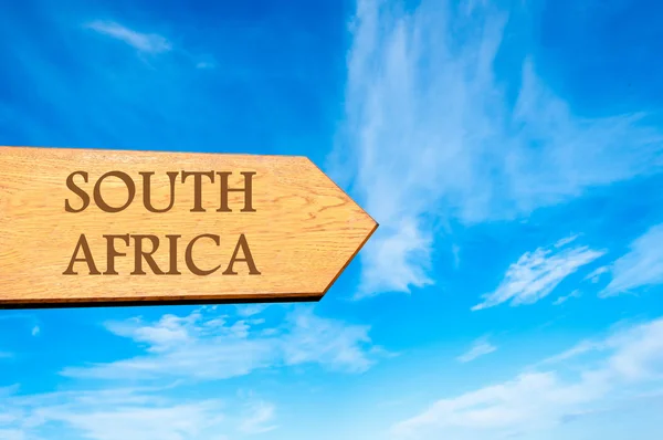 Wooden arrow sign pointing destination SOUTH AFRICA — Stock Photo, Image