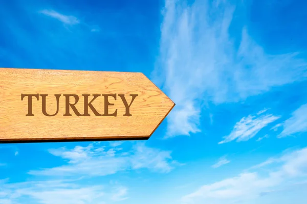 Wooden arrow sign pointing destination TURKEY — Stock Photo, Image