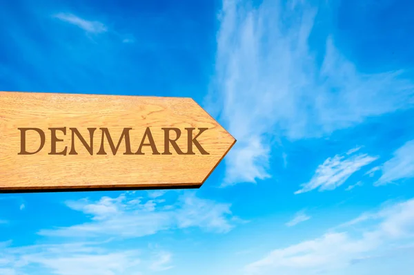 Деревянный знак стрелки, указывающий направление DENMARK — стоковое фото