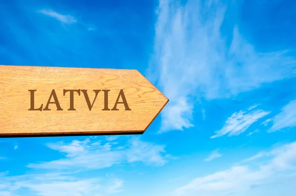 Pfeilschild aus Holz, das das Ziel Lettland anzeigt — Stockfoto