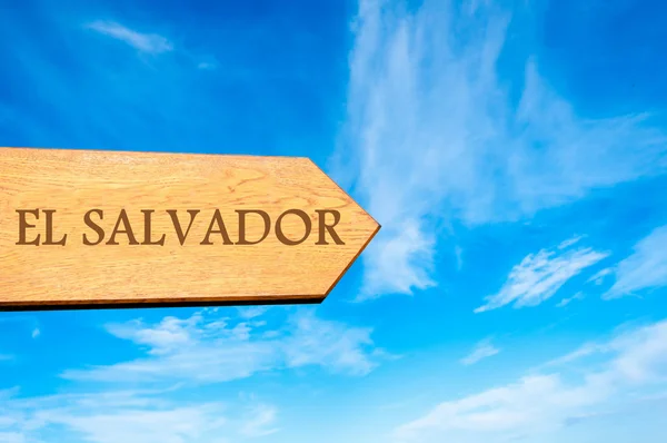 Wooden arrow sign pointing destination EL SALVADOR — Stock Photo, Image