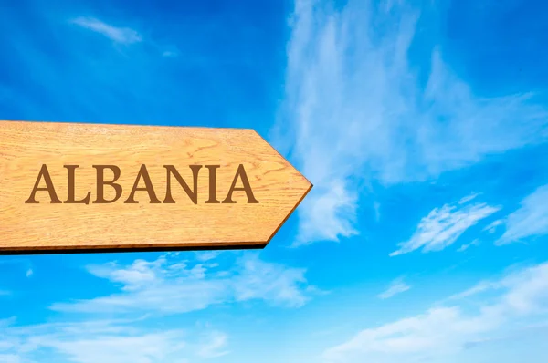 Деревянный знак стрелки, указывающий направление ALBANIA — стоковое фото