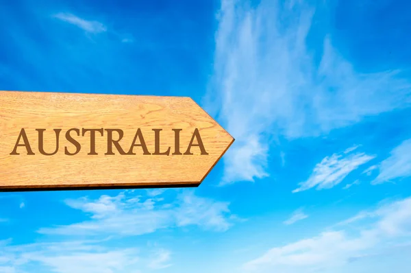 Деревянный знак стрелки, указывающий направление AUSTRALIA — стоковое фото