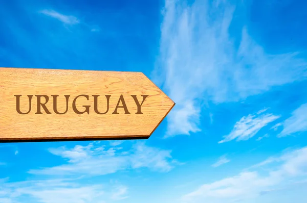 Señal de flecha de madera que apunta destino URUGUAY — Foto de Stock