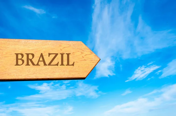 Houten pijl teken wijzen bestemming Brazilië — Stockfoto