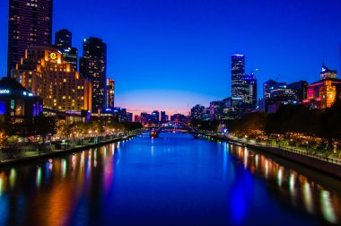 Gece görünümü Yarra Nehri ve şehir gökdelenler Melbourne, Avustralya