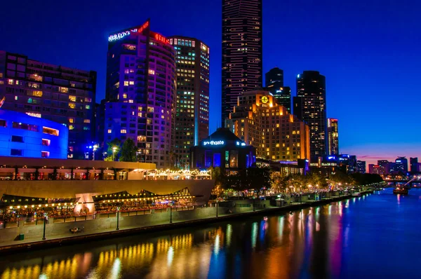 Нічний погляд через річки Ярра і місто хмарочосів в Мельбурні, Австралія — стокове фото