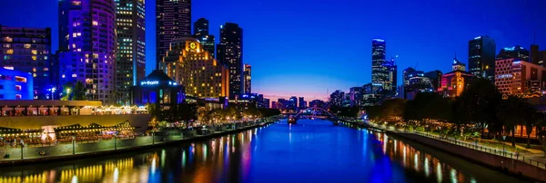 Panoramik gece görünümü Yarra Nehri ve şehir gökdelenler Melbourne, Avustralya