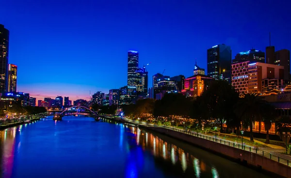 Vista nocturna sobre el río Yarra y los rascacielos de la ciudad en Melbourne, Australia — Foto de Stock